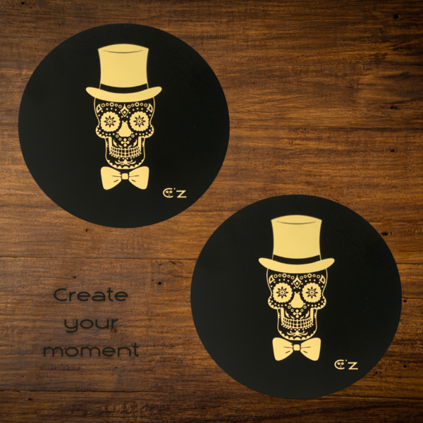Catrinaz® Luxury Decanter Set - Skull Design - 0.9 L - Incl. 4 golden Whiskey Stones - 4 Unique Tumbler Glasses - 4 Coasters - Unique Gift - Image 4